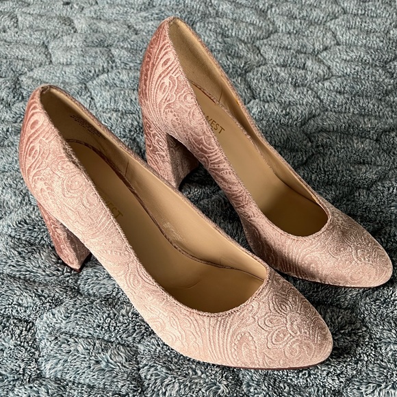 Nine West Pink Velvet Burnout Heels sz 7.5 - Picture 2 of 6